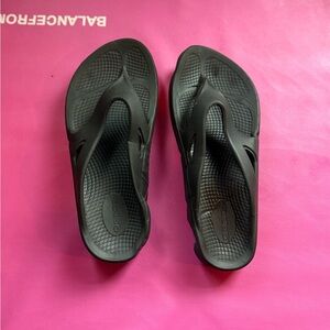 OOFOS Black Recovery Sandals men’s 7 women’s 9
